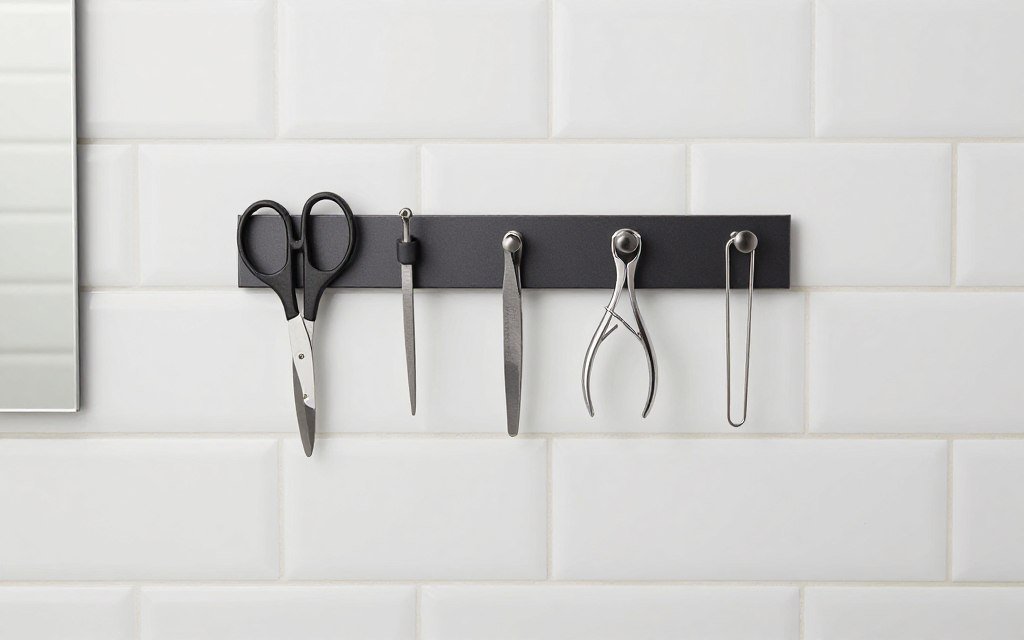 small bathroom with magnetic wall storage